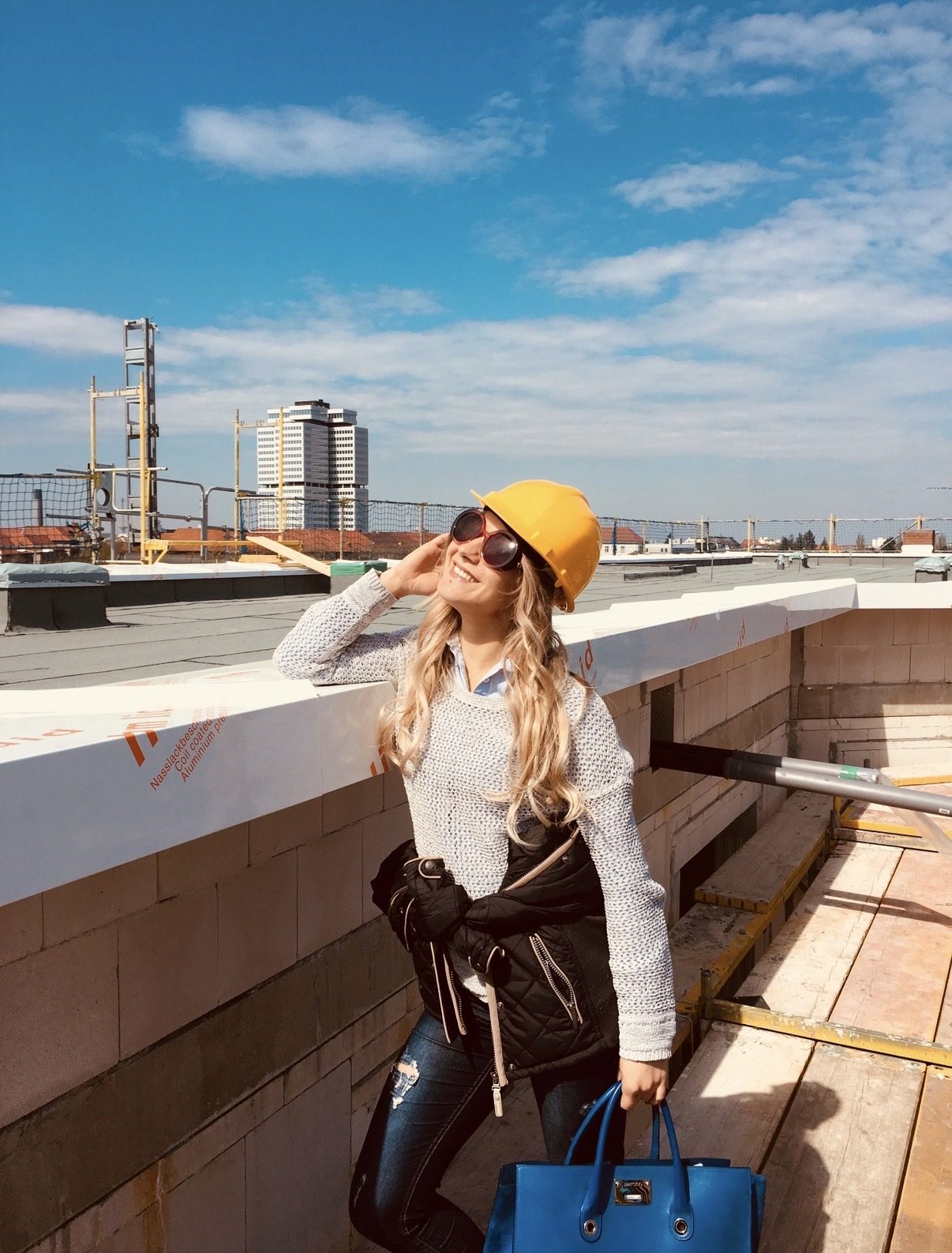 Kristina Hagewald mit Bauhelm auf einem Rohbau