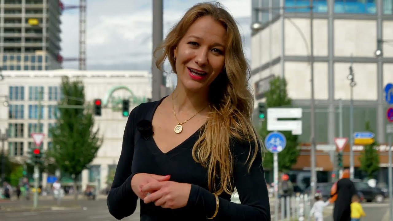 Kristina Hagewald am Alexanderplatz vor der Baustelle des Alexander Tower